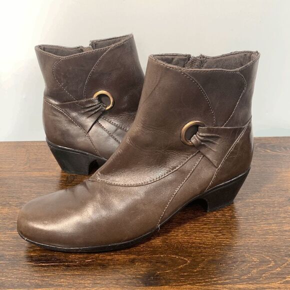 Clarks Leather Upper Zip Closure Block Heel Ankle Boots Brown Size 9.5M - Picture 1 of 9
